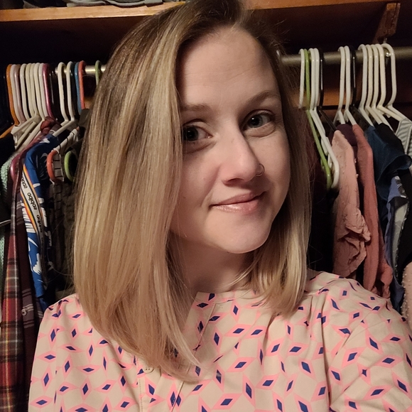 Meet your Posher, Liz - Picture 1 of 5